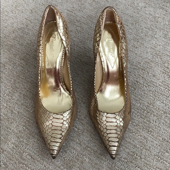Shoes - Gold Pump